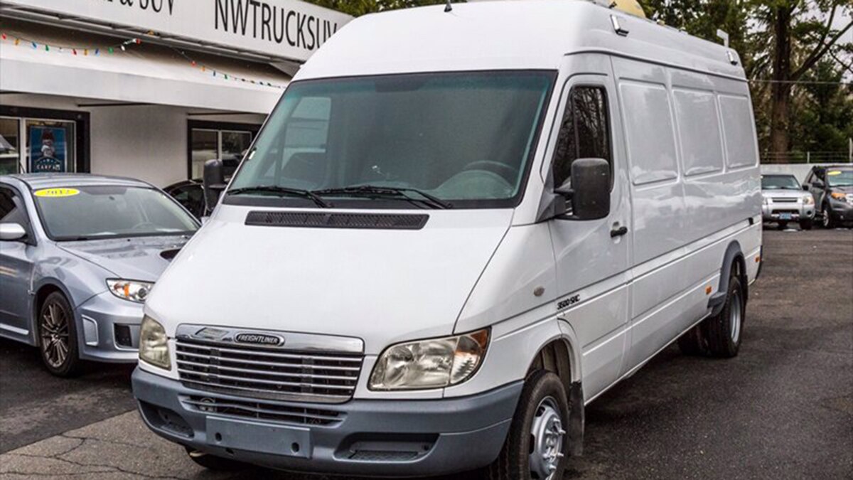 2003 Freightliner Sprinter 3500 front left in white