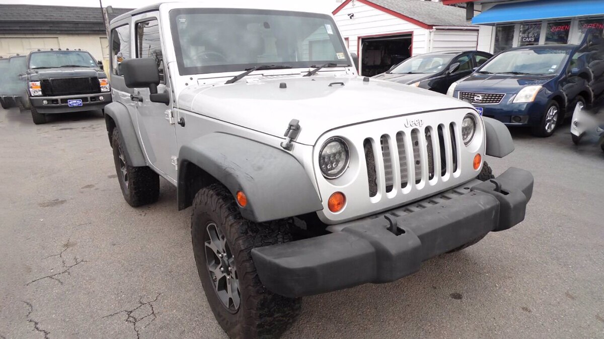 2008 Jeep Wrangler X front right in white