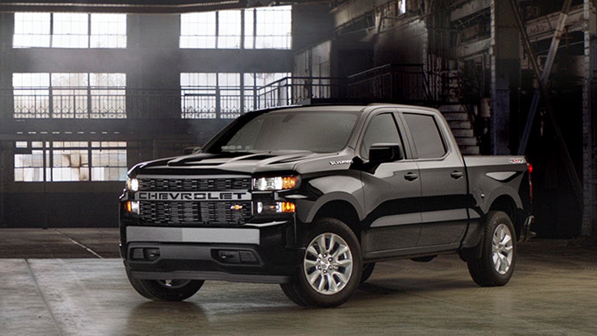 2019 Chevrolet Silverado Custom front left in black
