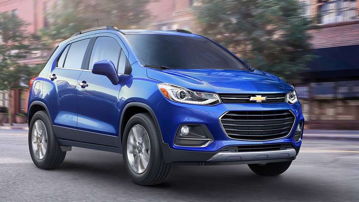 2019 Chevrolet Trax LT front right in blue