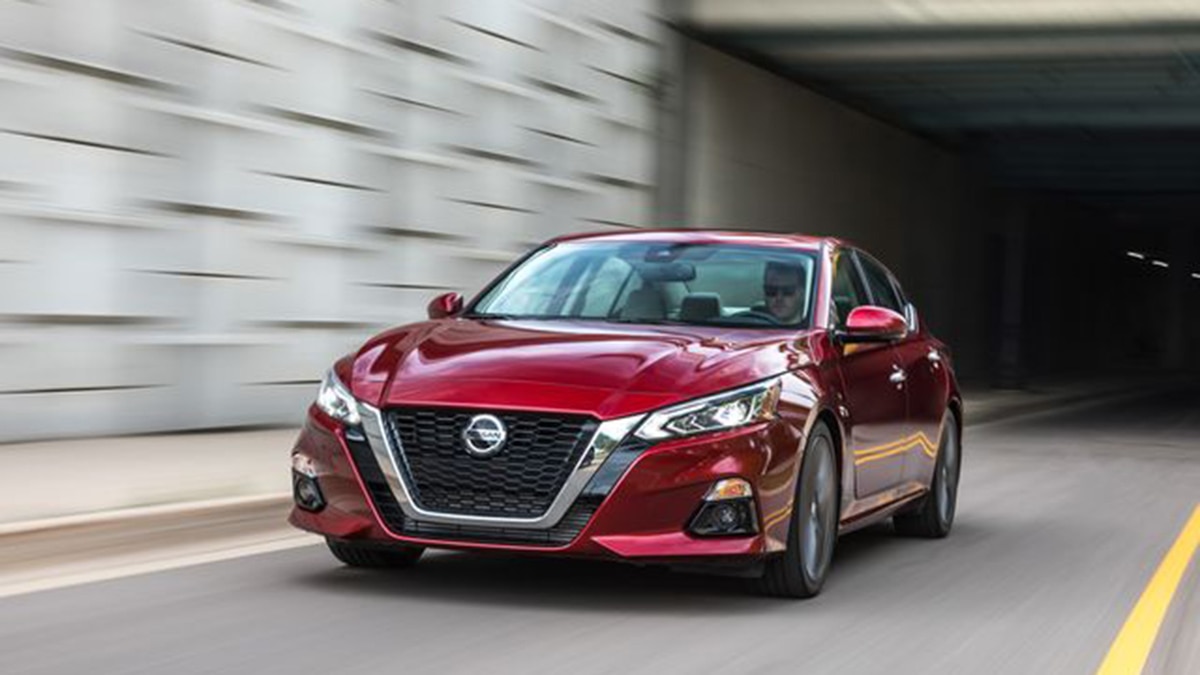 2019 Nissan Altima 2.5 Platinum front left in red