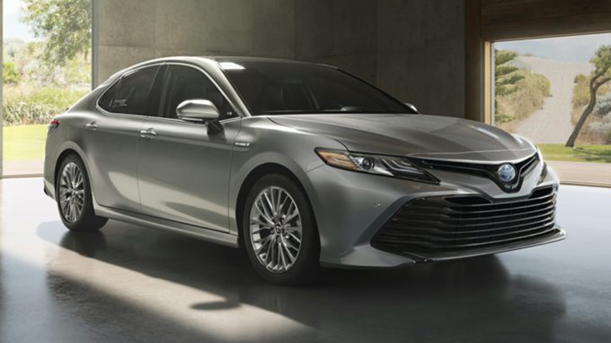 2019 Toyota Camry XLE Hybrid front right