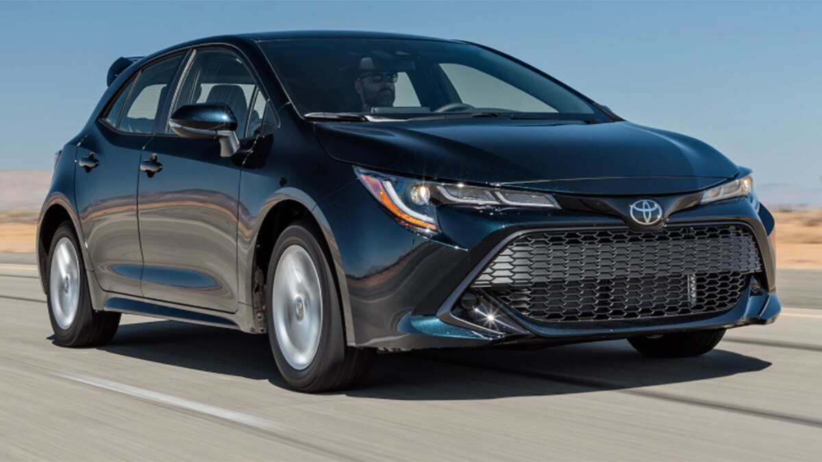 2019 Toyota Corolla SE Hatchback front right in black