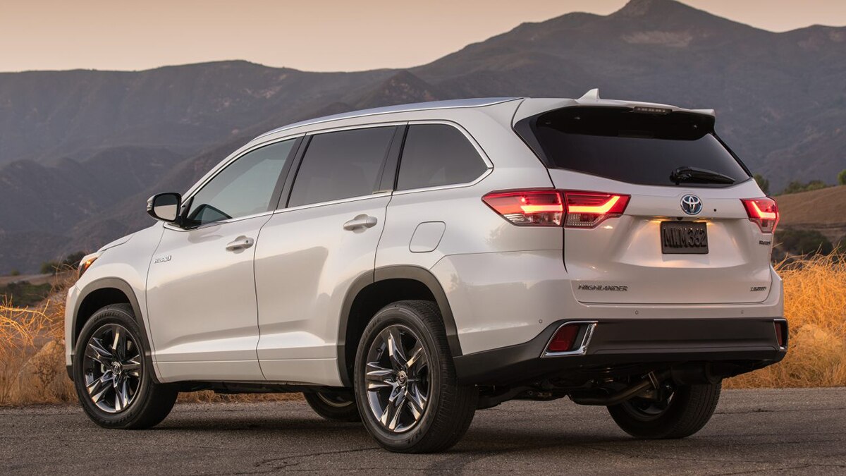 2019 Toyota Highlander Hybrid Limited rear left in white