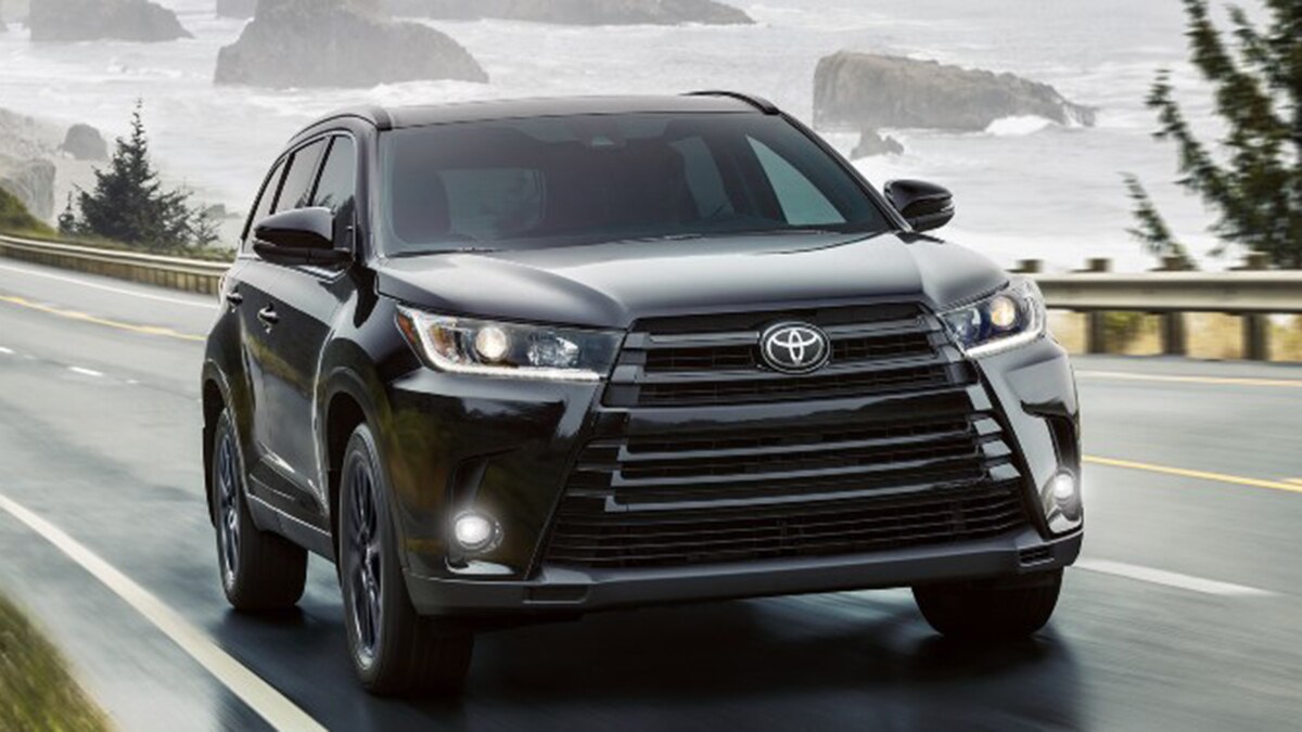 2019 Toyota Highlander LE Plus front right in black