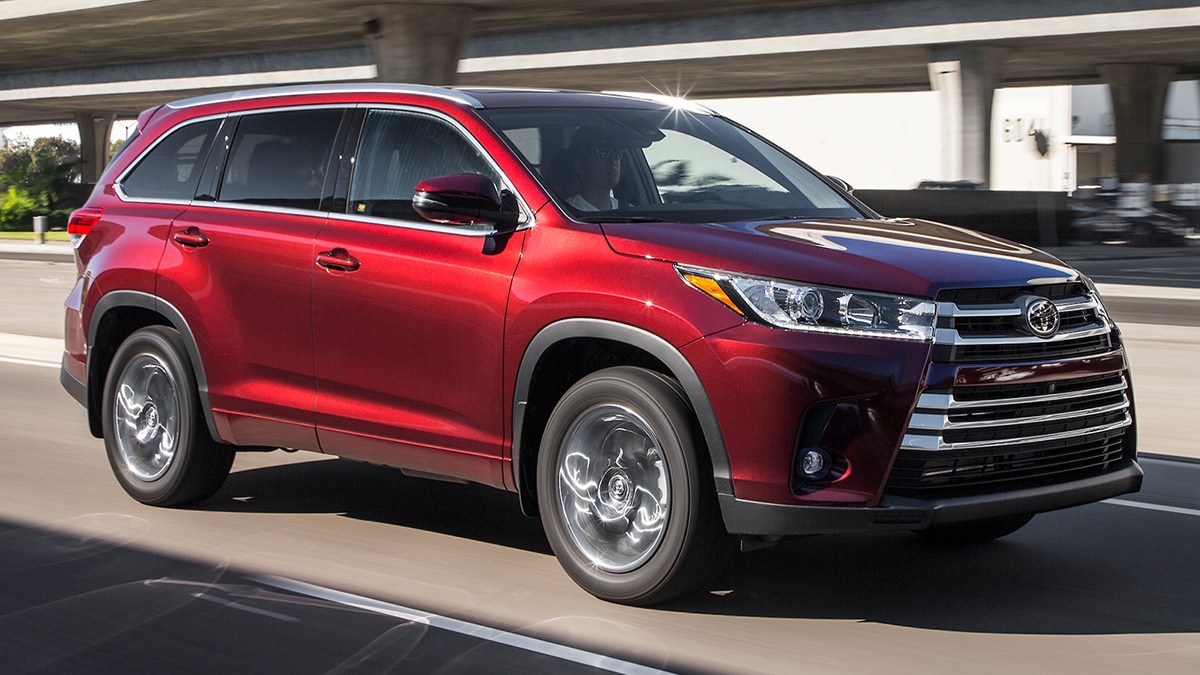 2019 Toyota Highlander Hybrid Limited Platinum front right in rec