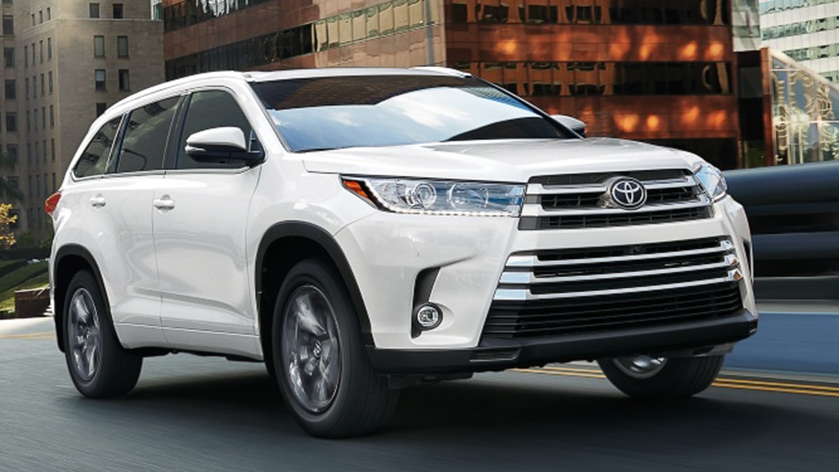 2019 Toyota Highlander Limited front right in white