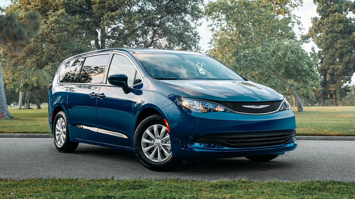 2020 Chrysler Voyager front right