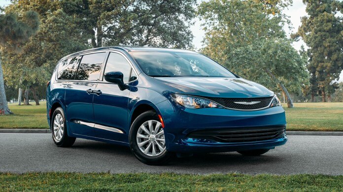 2020 Chrysler Voyager front right
