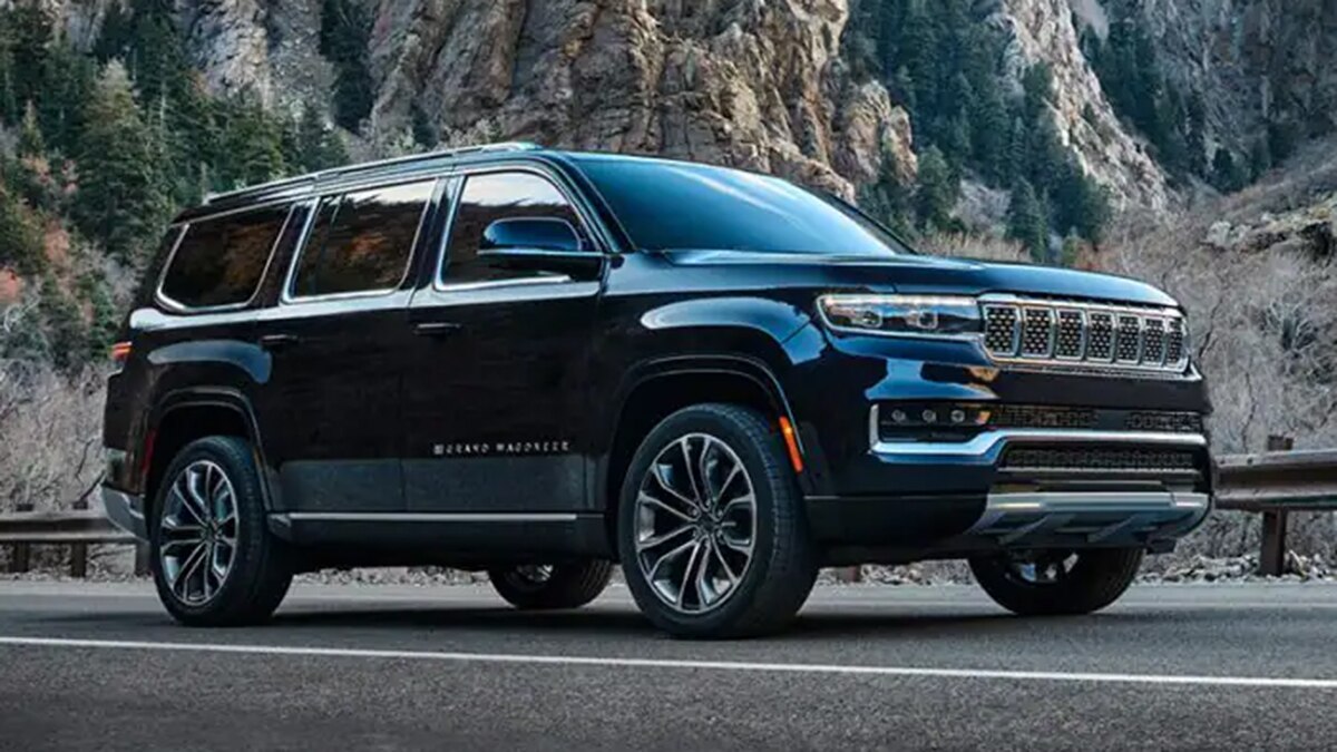 2022 Jeep Grand Wagoneer front right in black