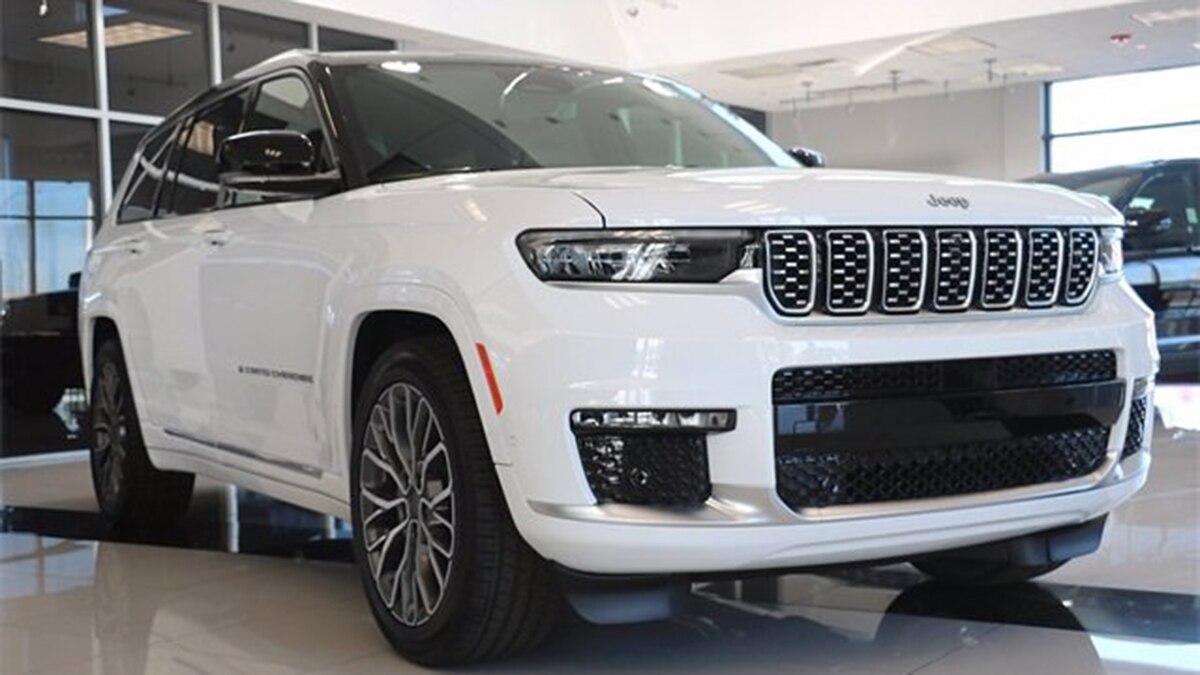 2021 Jeep Grand Cherokee L Laredo front right