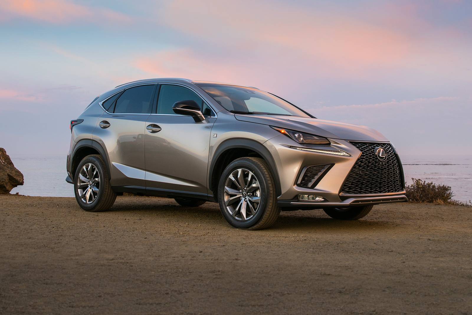 Lexus NX 2020 delantero derecho