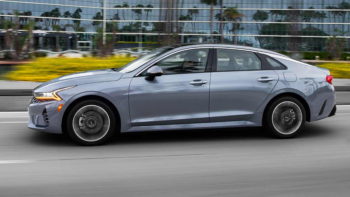 2022 Kia K5 EX en plata.