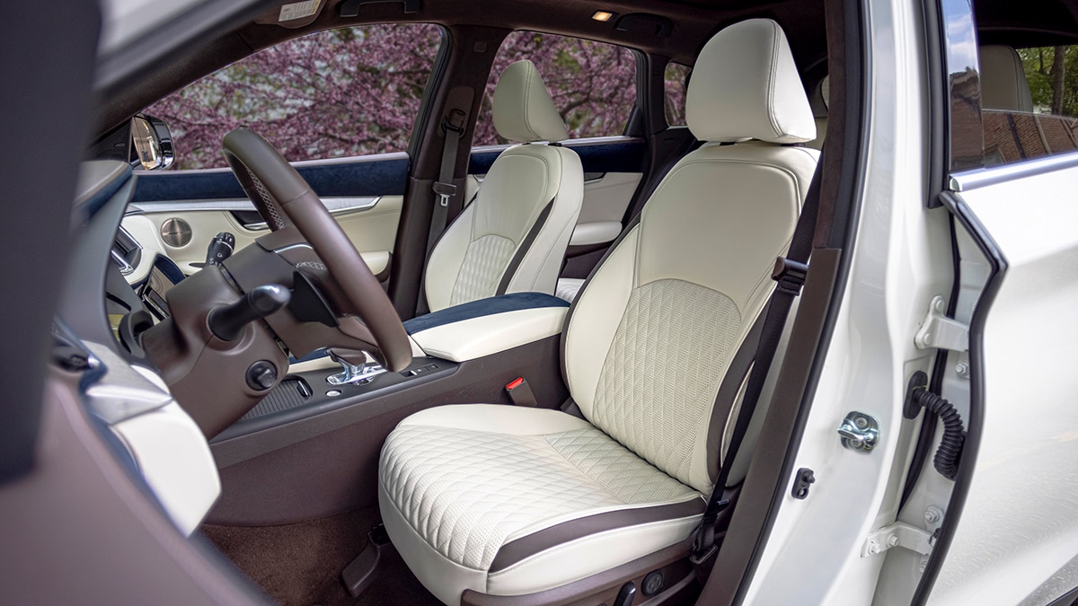2023 Infiniti QX50 Autograph front seats