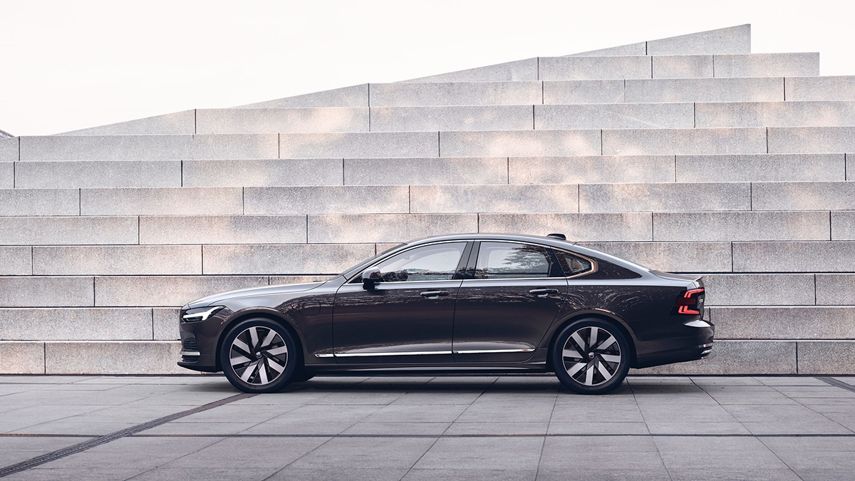2023 Volvo S90 Recharge T8 driver side profile