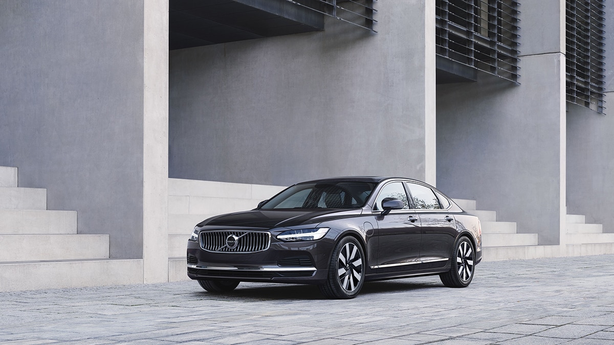 2023 Volvo S90 Recharge T8 front left in platinum grey