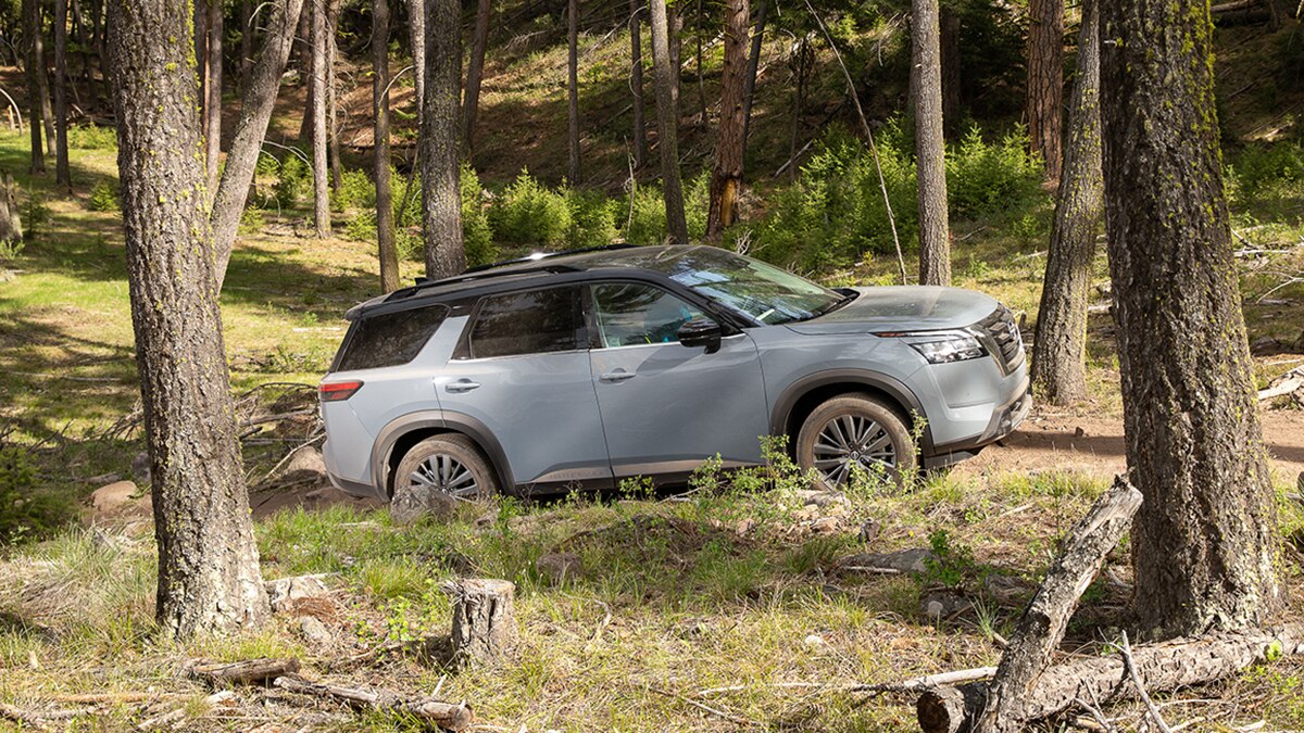 2023 Nissan Pathfinder SL Profile
