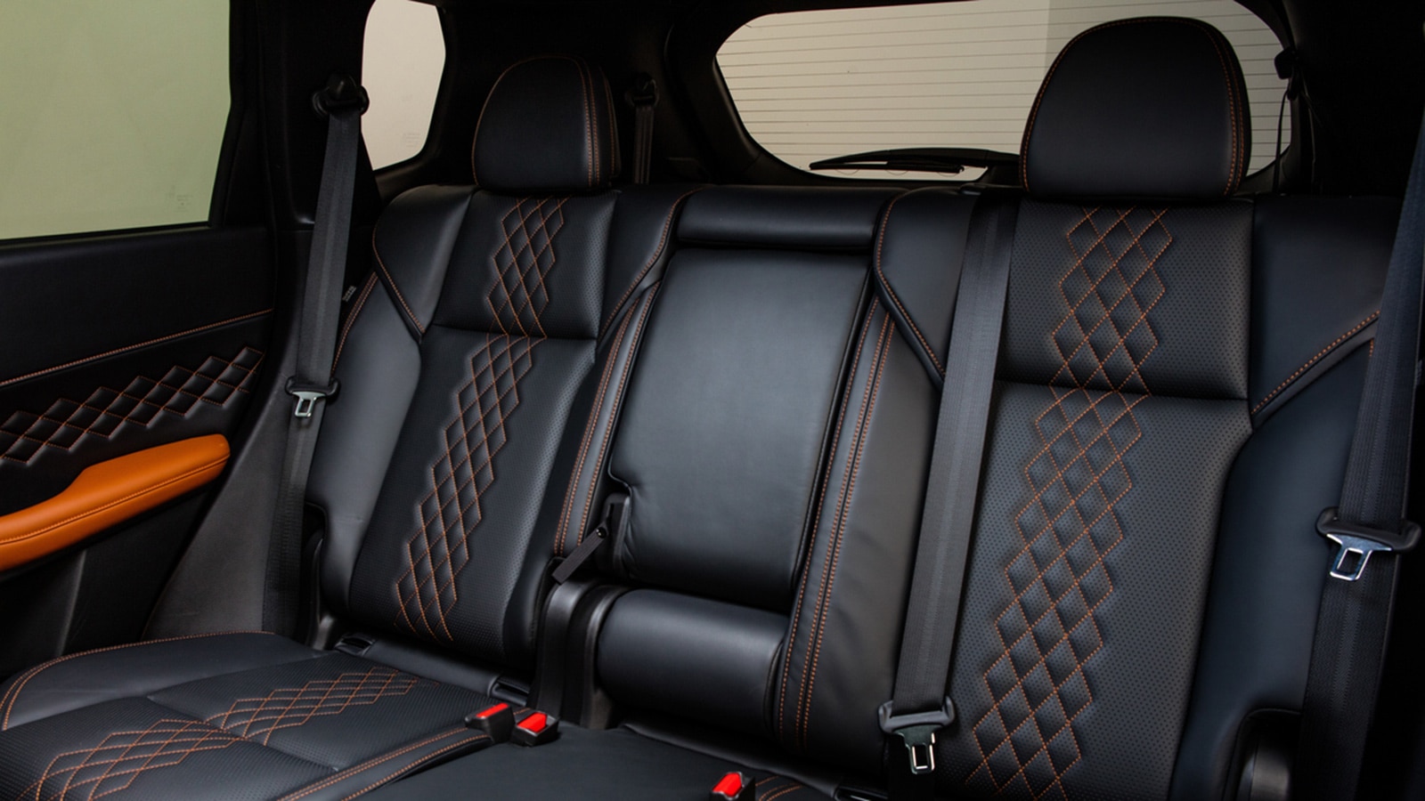 2022 Mitsubishi Outlander SEL rear setas