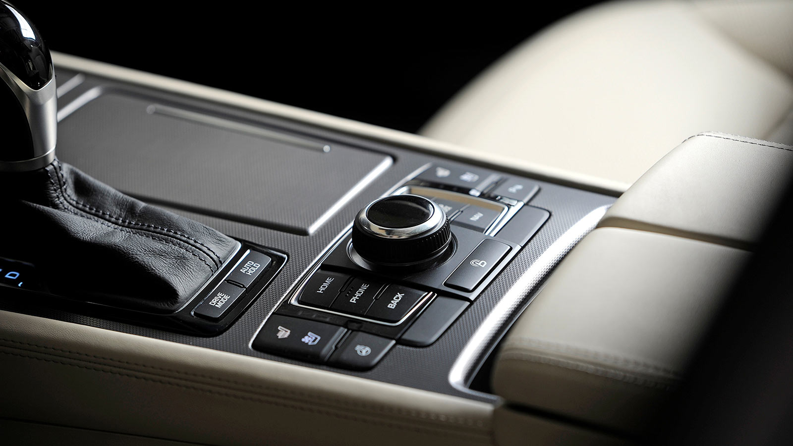2023 Genesis G80 center console