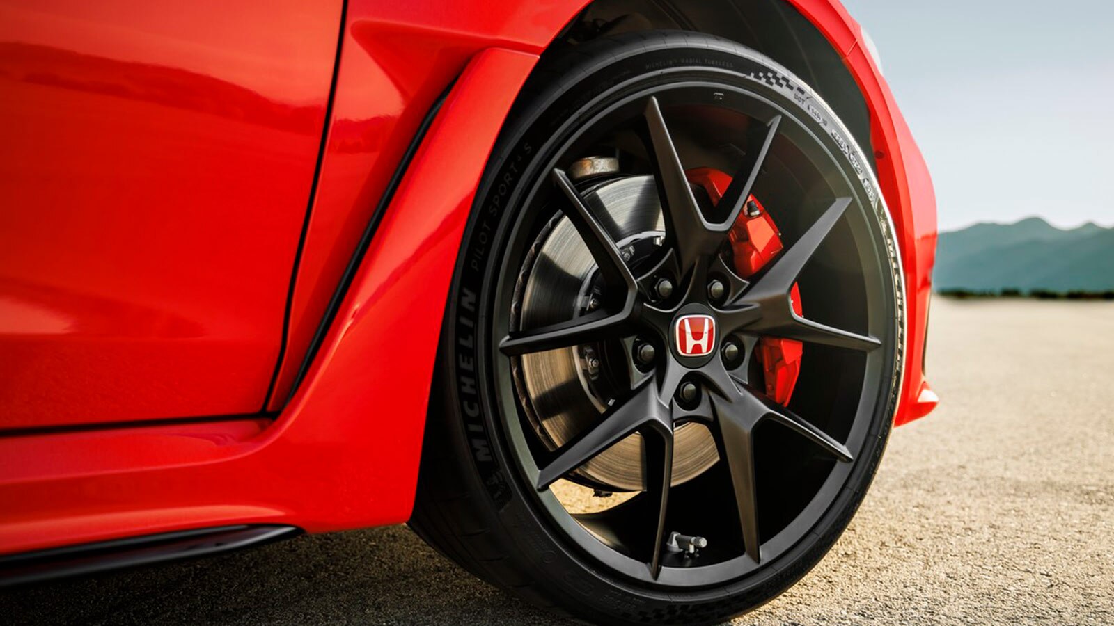 2023 Honda Civic Type R wheel in red