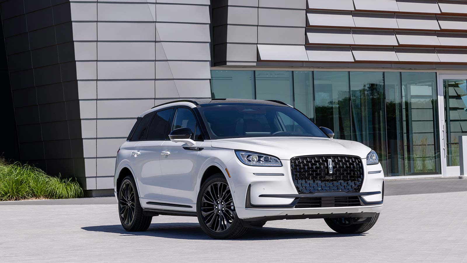 2023 Lincoln Corsair Reserve front right in white