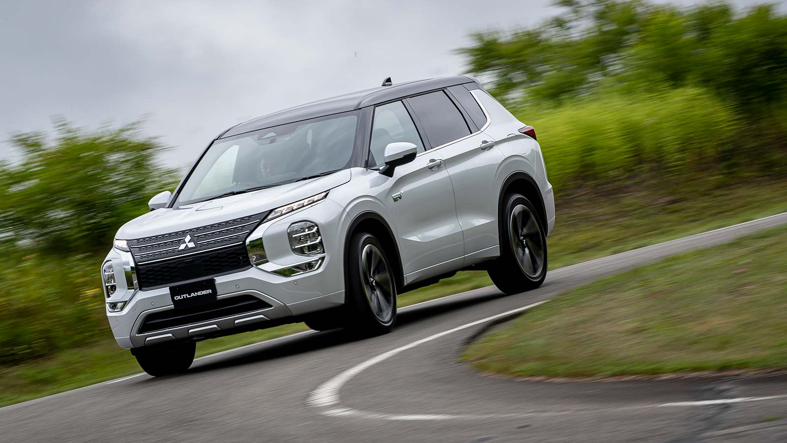 2023 Mitsubishi Outlander PHEV ES front left