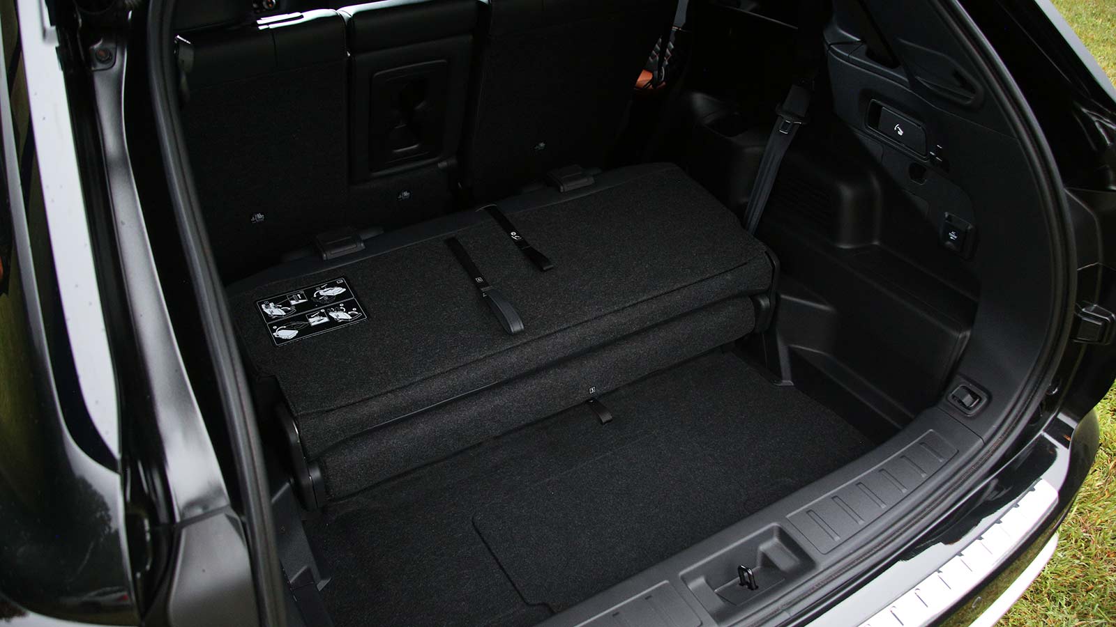 2023 Mitsubishi Outlander PHEV SEL cargo