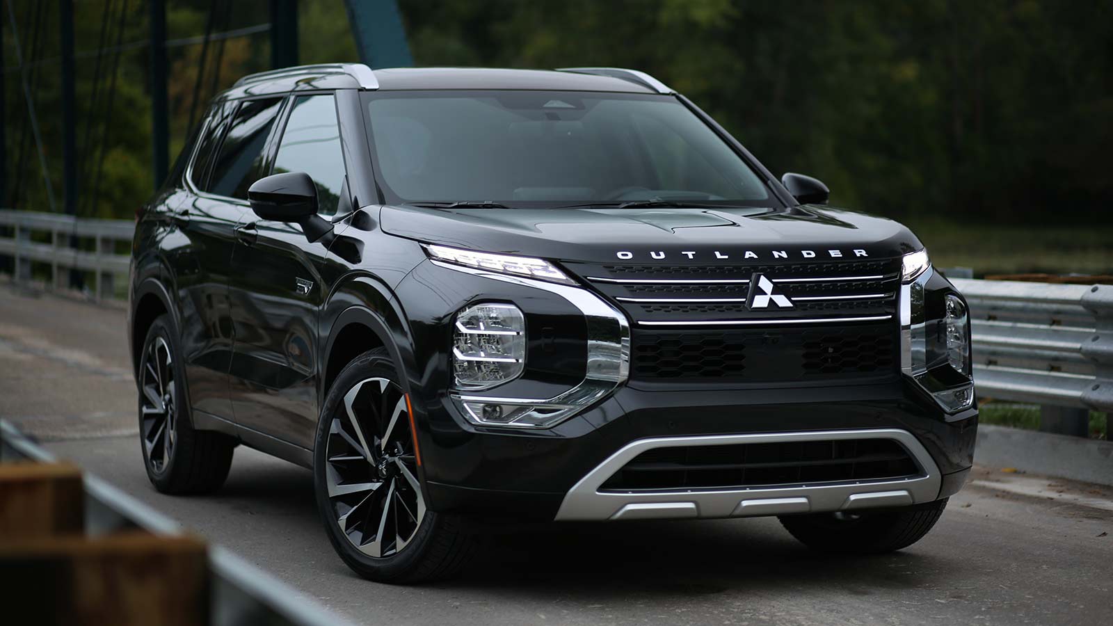 2023 Mitsubishi Outlander PHEV SEL front right in black