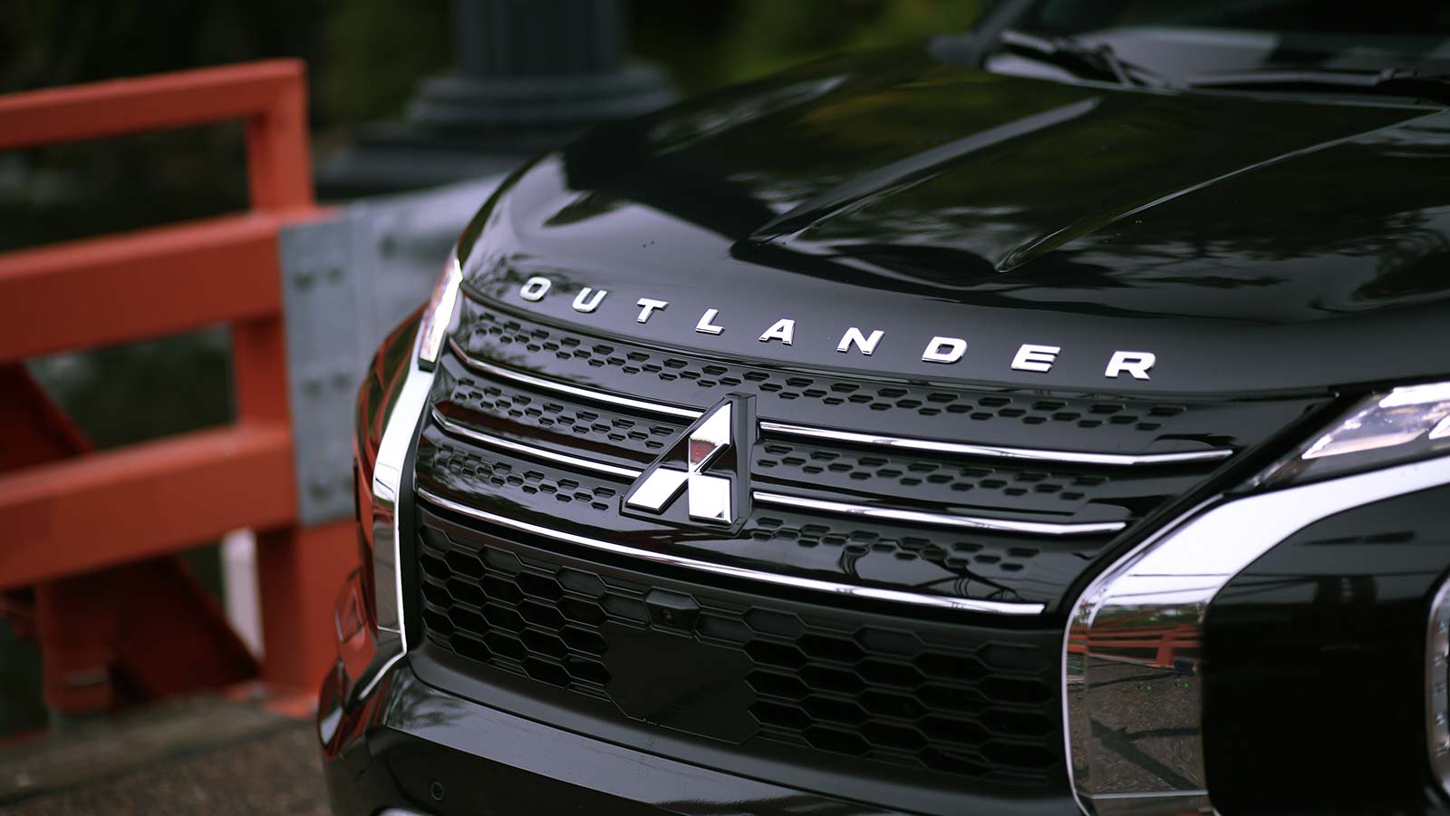 2023 Mitsubishi Outlander PHEV SEL grill in black