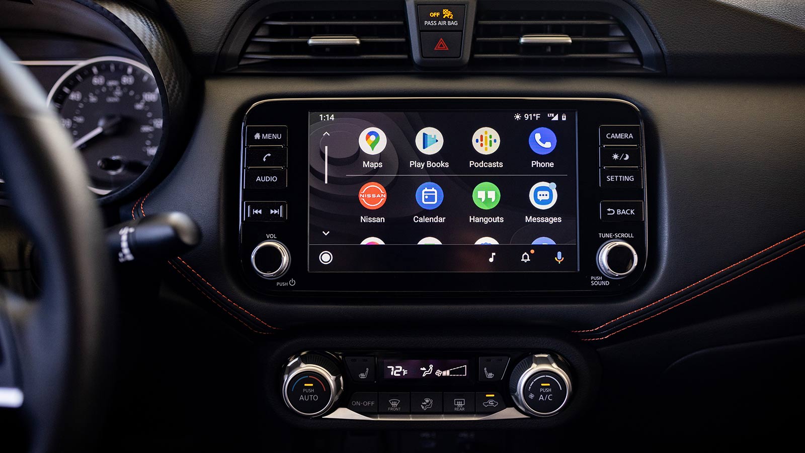 2023 Nissan Versa SR infotainment