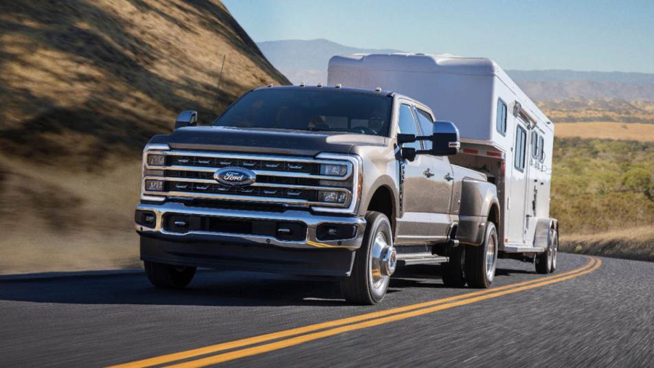 Here’s Why Some Trucks Have Those Little Orange Lights on the Roof