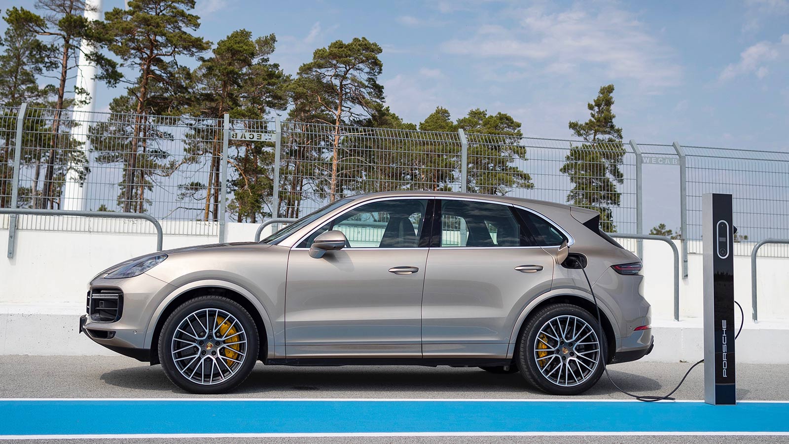2023 Porsche Cayenne Turbo S E-Hybrid