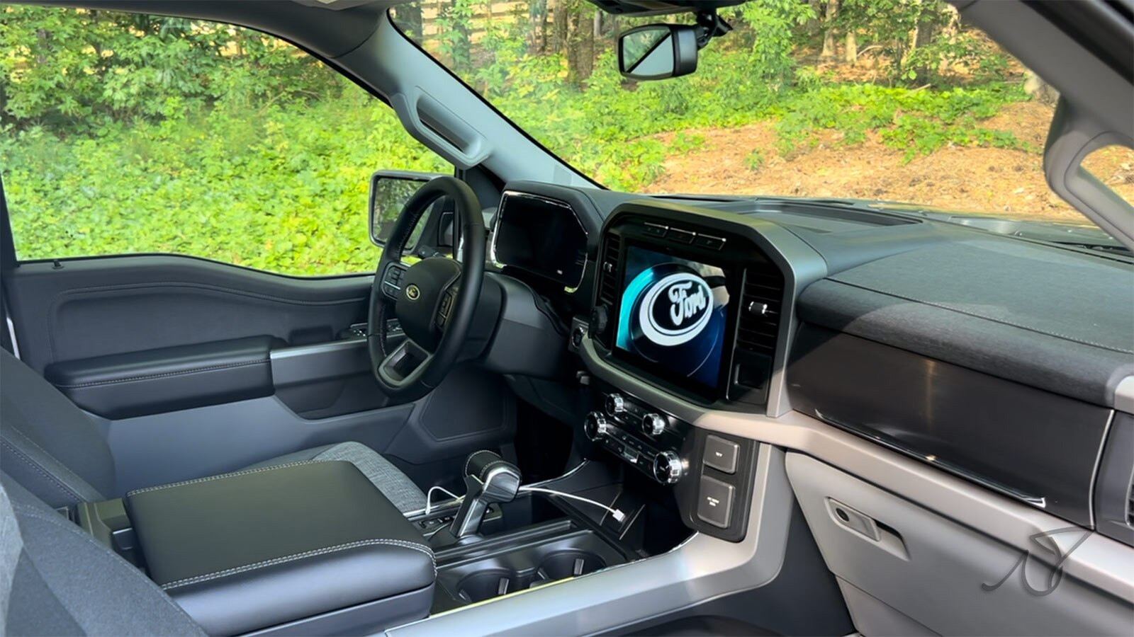 2022 Ford F-150 Lightning front cabin
