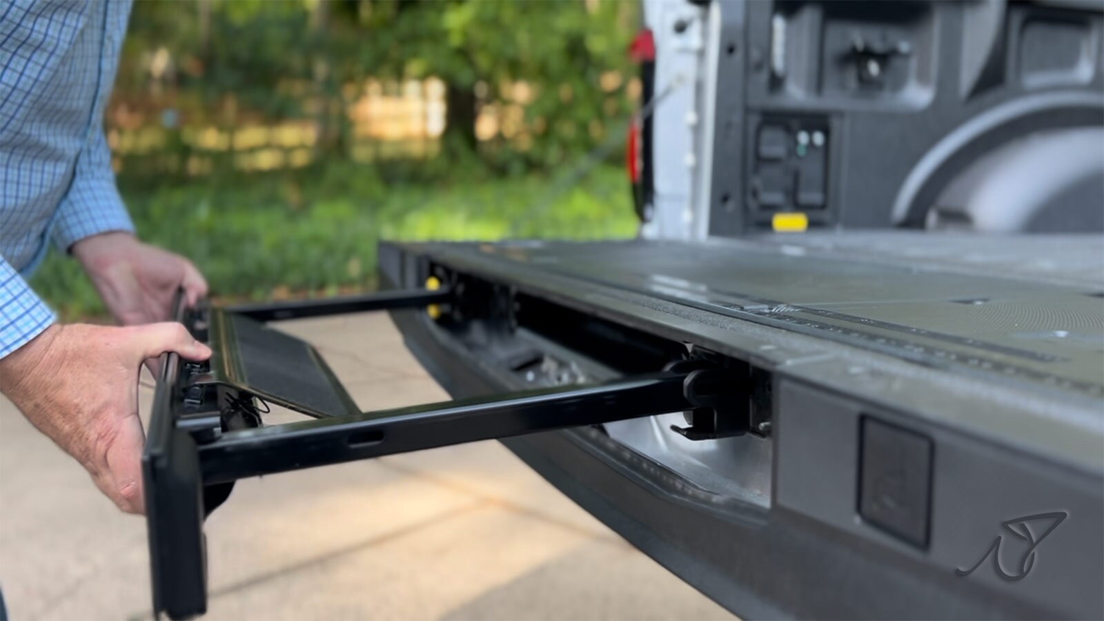 2022 Ford F-150 Lightning lowering tailgate steps