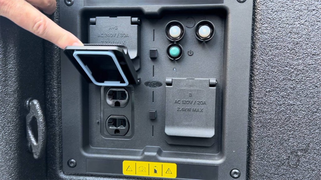 2022 Ford F-150 Lightning outlets in truck bed