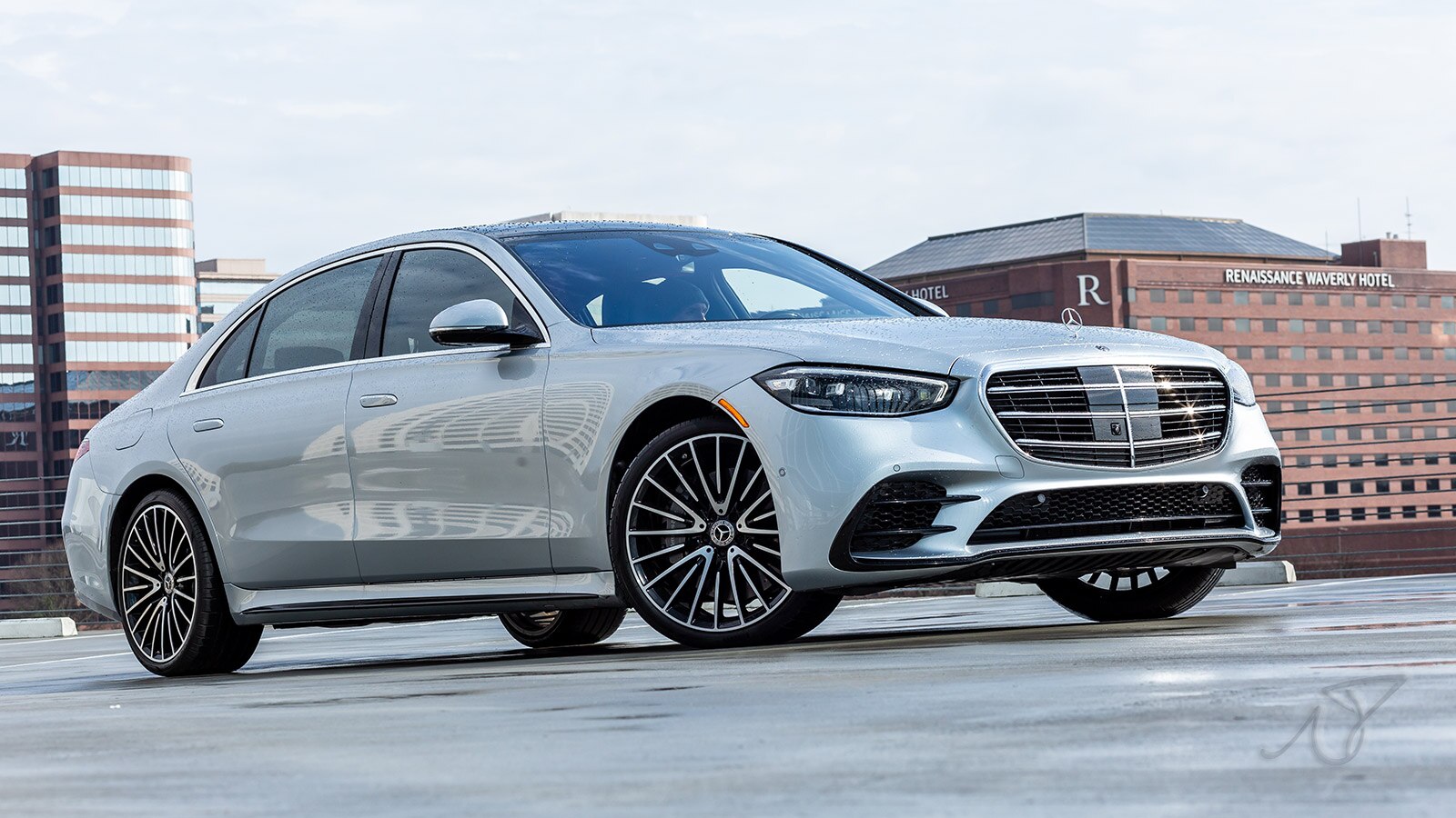 2022 Mercedes-Benz S 500 front right low in silver