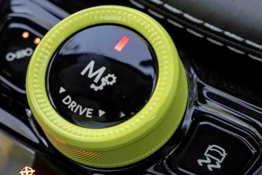 2023-aston-martin-dbx-707-gear