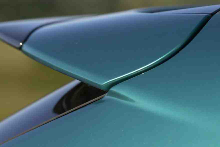 2023-aston-martin-dbx-707-roof