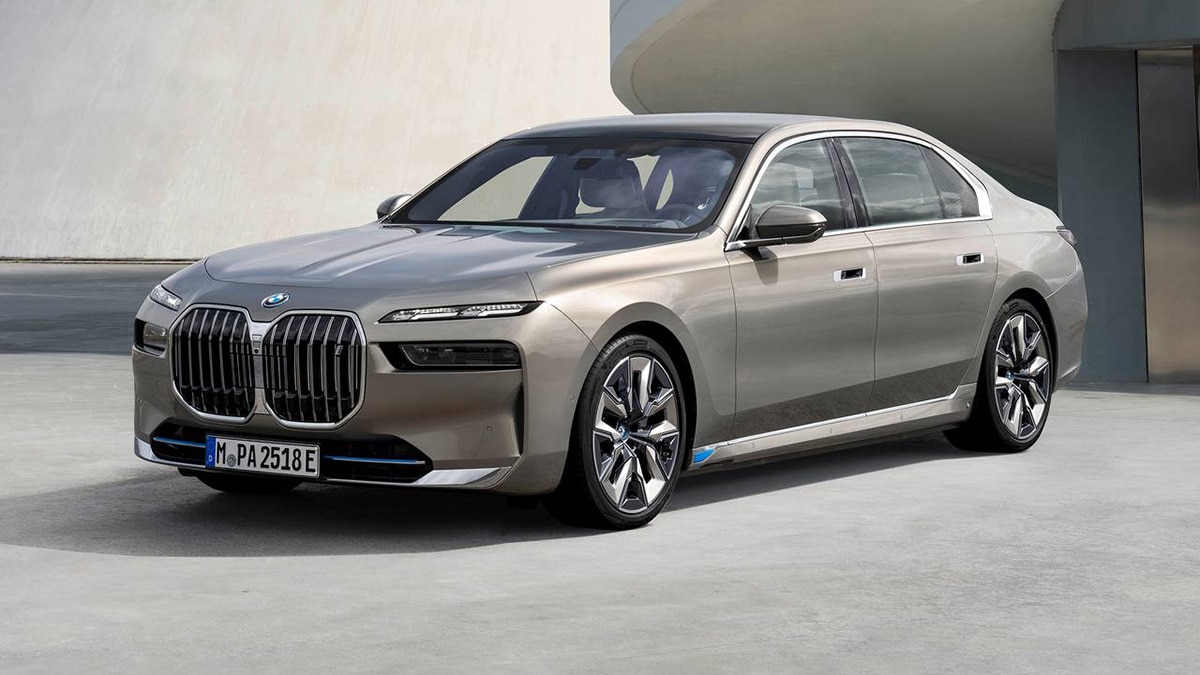 2023 BMW i7 Sedan XDrive60 in tan.