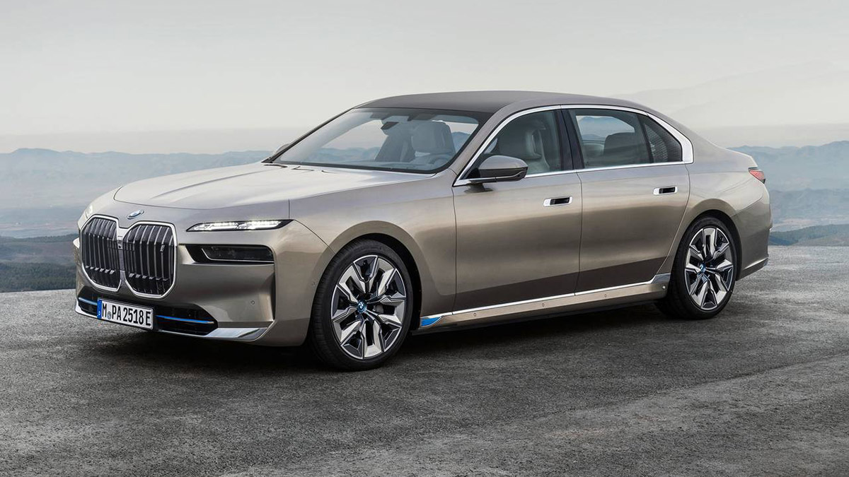 2023 BMW i7 Sedan XDrive60 in tan.
