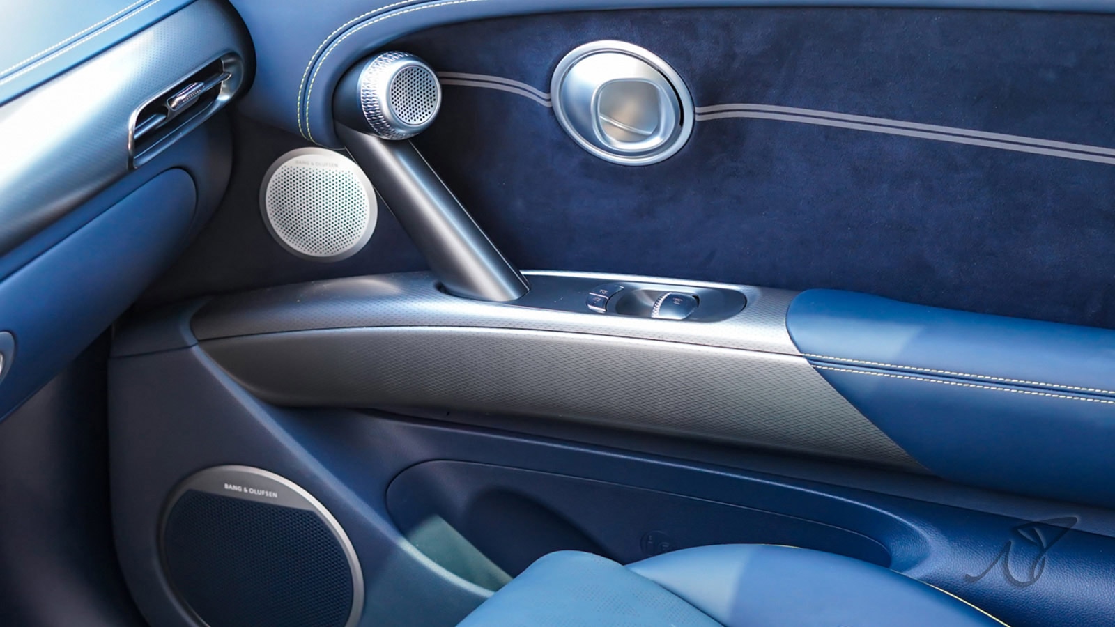 2023 Genesis GV60 door trim