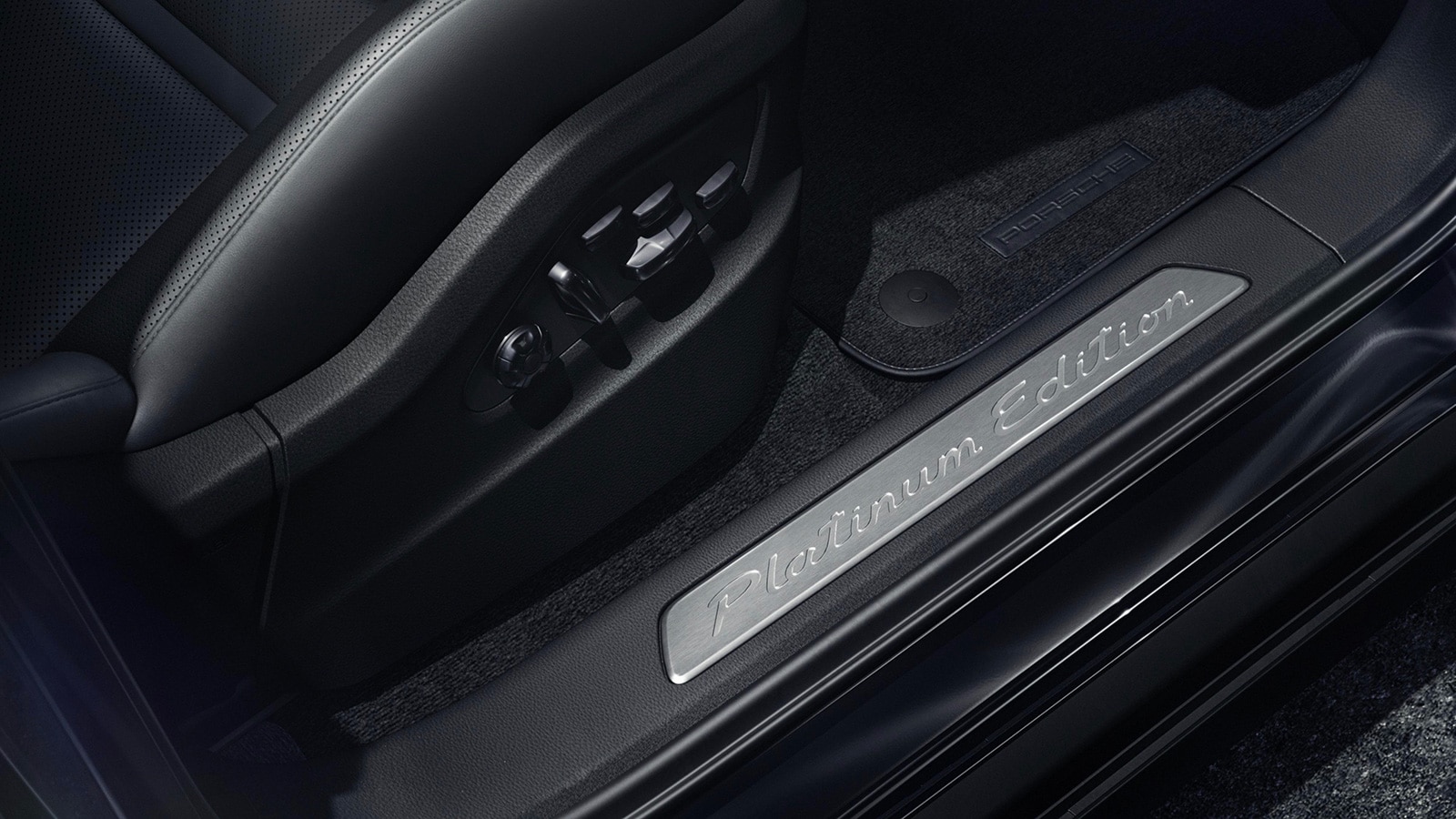 2023 Porsche Cayenne Coupe Platinum Edition detail