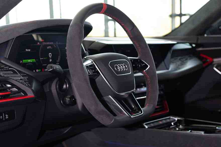2023-audi-rs-e-tron-gt-interior-side