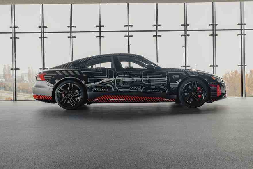 2023-audi-rs-e-tron-gt-side-right