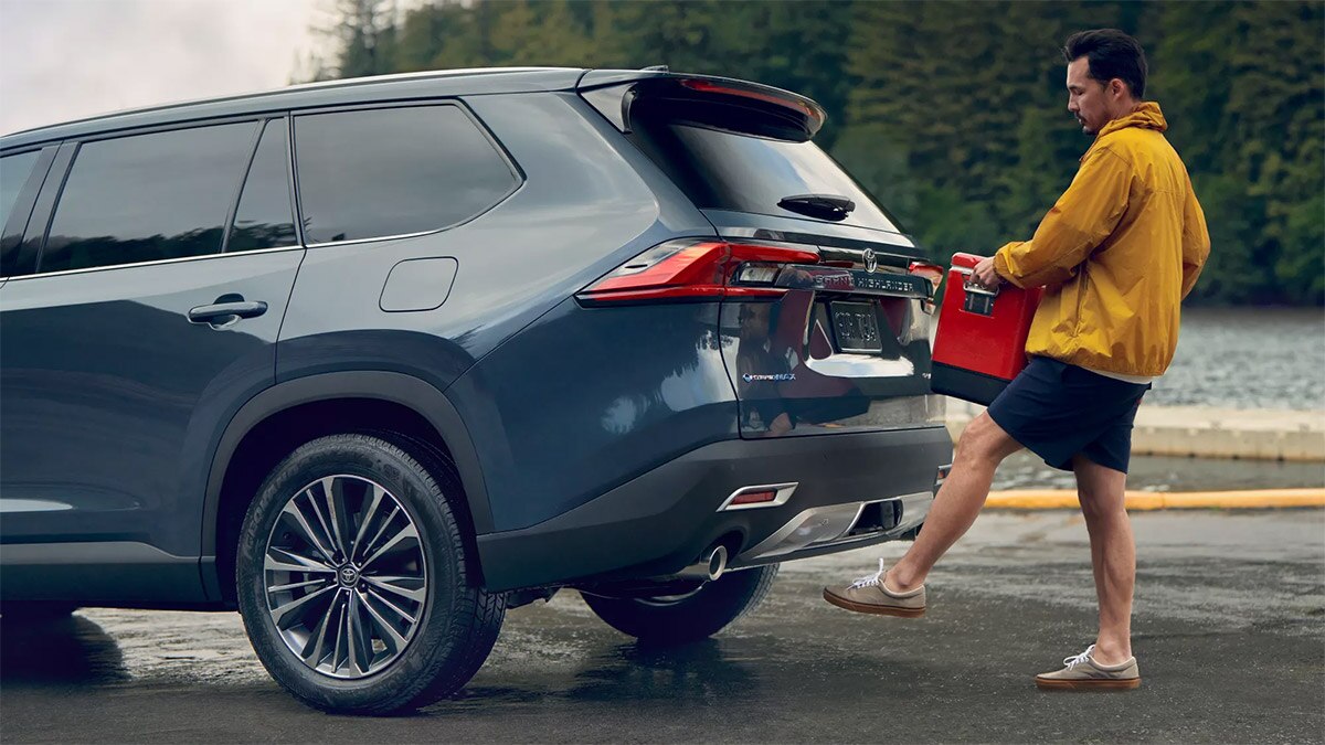 2024 Toyota Grand Highlander in blue.