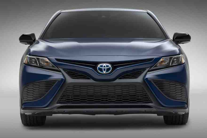 2024 Toyota Camry Hybrid Choosing the Right Trim Autotrader