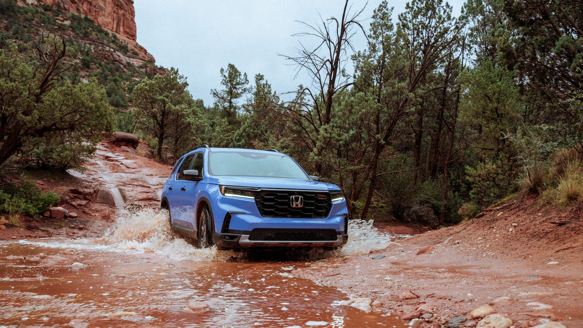 2024 Honda Pilot in blue.