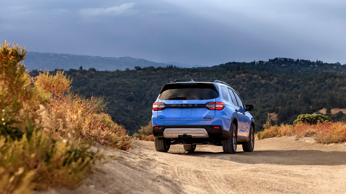 2024 Honda Pilot in blue.