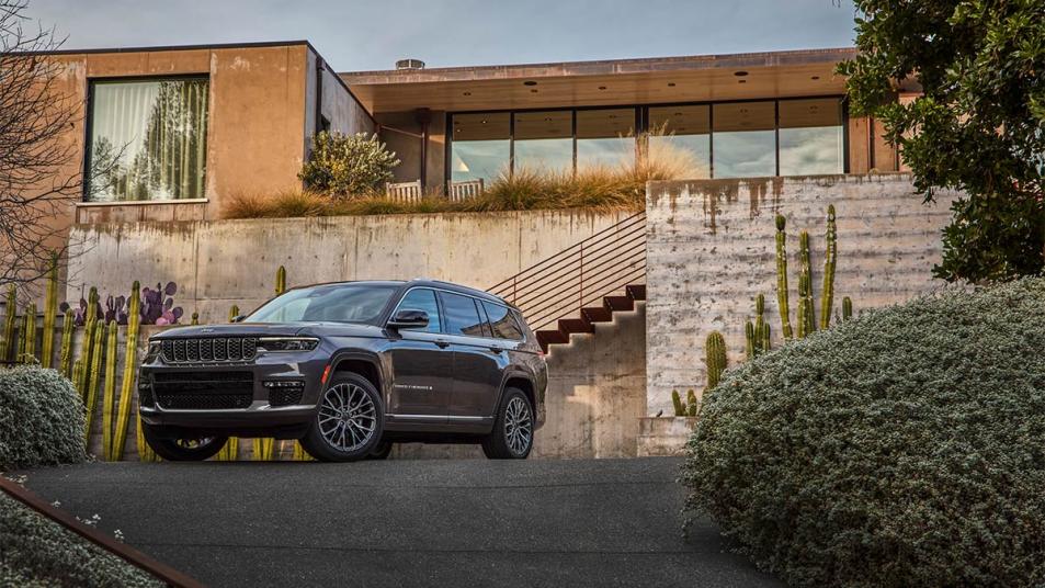 2024 Jeep Grand Cherokee L in grey.