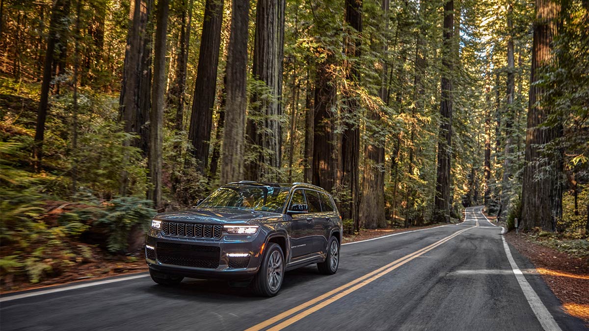 2024 Jeep Grand Cherokee L in grey.